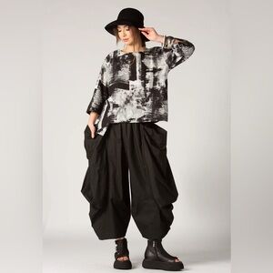 Luukaa Pocket Top in Black and‎ White Size 6